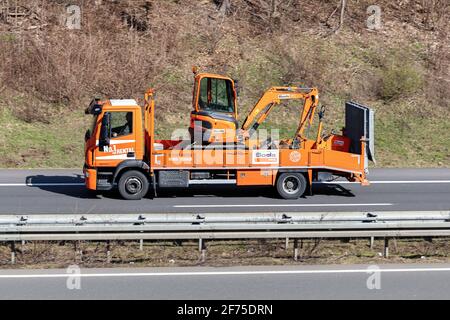 Boels Rental Iveco camion chargé de mini-creuseur sur autoroute. Banque D'Images