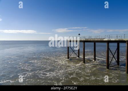 Paysage côtier à Heysham avec eau turbulente qui coule autour d'un jetée Banque D'Images