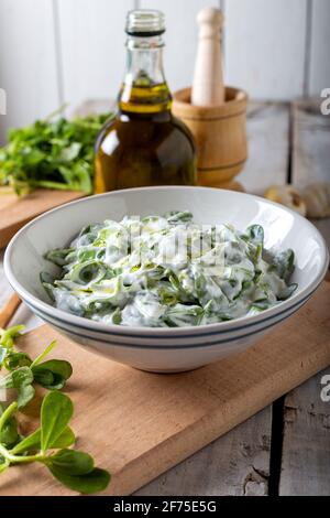 Bol de salade de purée avec yaourt sur fond de bois. Banque D'Images