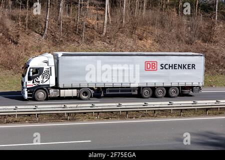 Camion Dubicki Iveco STRALIS avec remorque DB Schenker côté trottoir sur autoroute. Banque D'Images