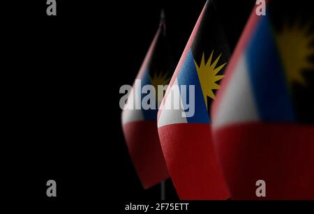 Petits drapeaux nationaux d'Antigua-et-Barbuda sur un arrière-plan noir Banque D'Images