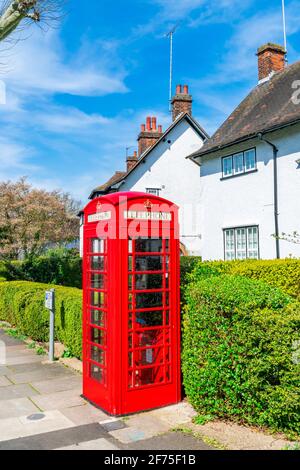 LONDRES, Royaume-Uni - MARS 30 2021:UN téléphone rouge traditionnel anglais dans une rue. Malgré une réduction de leur nombre au cours des dernières années, le traditionnel Banque D'Images