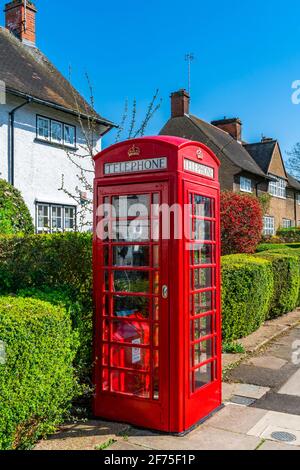 LONDRES, Royaume-Uni - MARS 30 2021:UN téléphone rouge traditionnel anglais dans une rue. Malgré une réduction de leur nombre au cours des dernières années, le traditionnel Banque D'Images