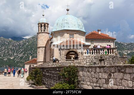 Perast, Montenegro-Circa Jun, 2016: Les visiteurs marchent sur l'île artificielle de la Gospa od Skrpjela. Construction de l'église notre-Dame des rochers. Le Banque D'Images