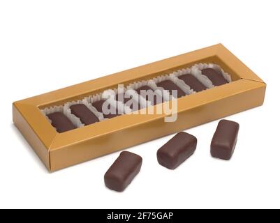 Un ensemble de bonbons au chocolat dans une boîte en papier sur fond blanc. Banque D'Images