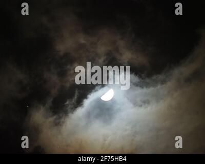 La lumière de lune filtrée par les nuages Banque D'Images