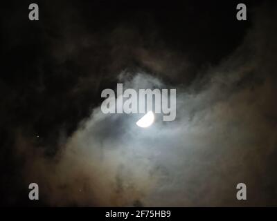 La lumière de lune filtrée par les nuages Banque D'Images