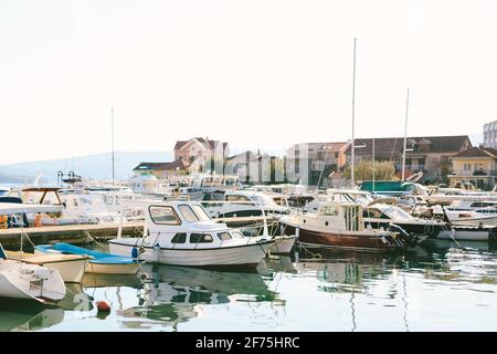 Jetée avec bateaux et yachts à Tivat, Monténégro. Banque D'Images