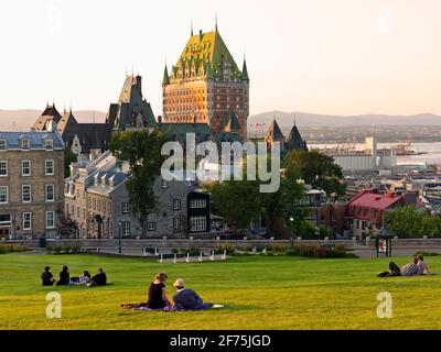 Canada, Québec, Québec, vue sur la ville de Québec en fin d'après-midi lumière avec les gens appréciant la vue. Banque D'Images