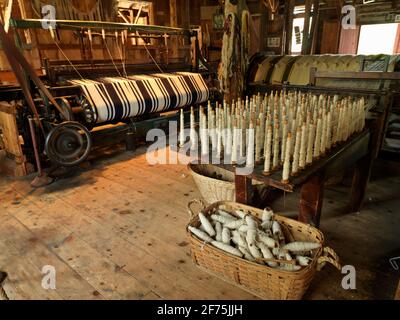 Canada,Ontario,Morrisburg,Upper Canada Village, récréation de la vie des pionniers vers les années 1860, loom à l'aide de laine de mouton filée Banque D'Images