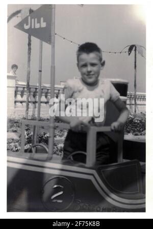 Jeune garçon caucasien souriant âgé de 8 ans sur les Amusements à Southend on Sea Essex années 1960, pour ses vacances d'été britanniques en Angleterre au Royaume-Uni Banque D'Images