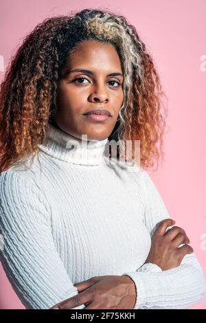 Jeune femme posant en studio regardant la caméra Banque D'Images