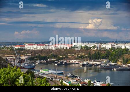 Ukraine, Crimée, Sébastopol, vue des navires de la marine russe dans la baie de Sébastopol Banque D'Images
