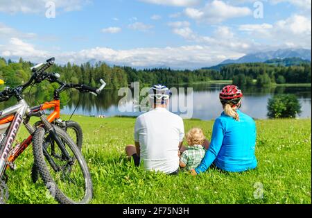 Famille effectuant une visite à vélo dans les contreforts alpins de bavière Banque D'Images