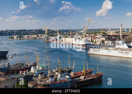 Ukraine, Crimée, Sébastopol, vue des navires de la marine russe dans la baie de Sébastopol Banque D'Images