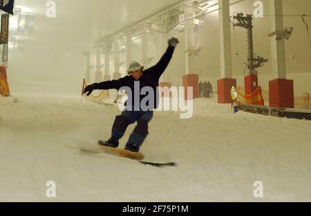 BEN SKINNER SURFANT SUR LA NEIGE À XSCAPE MILTON KEYNES .19/1/06 TOM PILSTON Banque D'Images