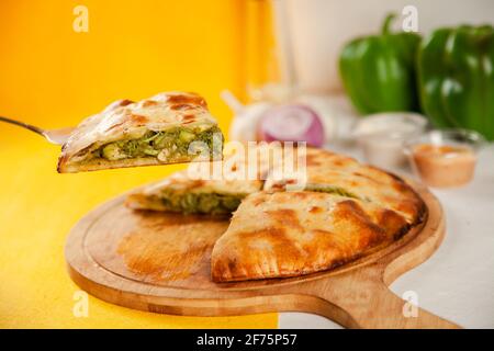 Poulet vert tikka farci naan cuit dans un four à bois, fusion de nourriture. Banque D'Images