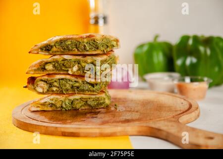 Poulet vert tikka farci naan cuit dans un four à bois, fusion de nourriture. Banque D'Images