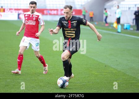 Flavien Tait de Rennes, Mathieu Cafaro de Reims (à gauche) lors du championnat de France Ligue 1 match de football entre Stade de Reims et Stade Rennais (Rennes) le 4 avril 2021 au Stade Auguste Delaune de Reims, France - photo Jean Catuffe / DPPI Banque D'Images