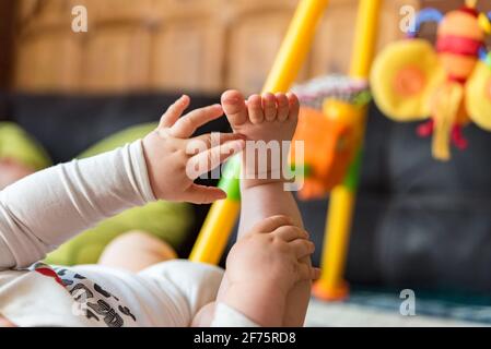 Mains et pieds d'un bébé allongé sur une couverture. La main tendue de bébé. Soins de bébé. Banque D'Images