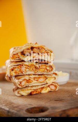 Poulet Tandoori farci naan au fromage mozzarella. Banque D'Images