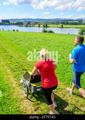 Une famille sportive qui fait une séance de jogging dans un paysage magnifique Banque D'Images