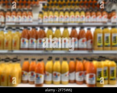 arrière-plan flou avec une rangée de bouteilles de jus sur les étagères le supermarché Banque D'Images