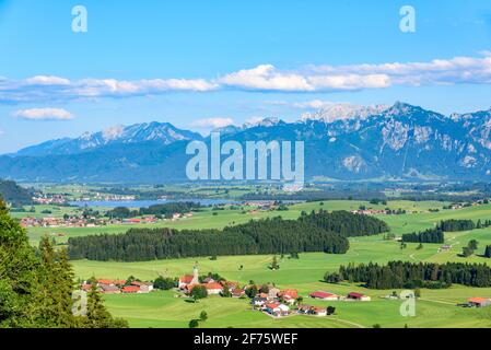 La belle campagne dans les contreforts des Alpes en Bavière Allgäu Banque D'Images