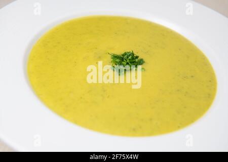 Recette, soupe, soupe de courgettes aux saveurs indiennes, curcumin, curry Banque D'Images