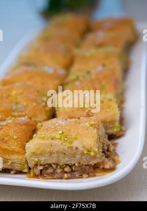 Baklawa sur une assiette sur une table, vue de dessus, baklava, festin dessert traditionnel du ramadan Banque D'Images