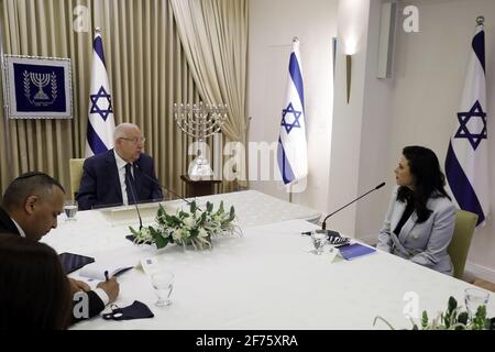 Jérusalem, Israël. 05 avril 2021. Ayelet Shaked, du parti Yamina, dirigé par Naftali Bennett, assiste à une consultation avec le président israélien Reuven Rivlin sur qui pourrait former le prochain gouvernement de coalition, à la résidence du président à Jérusalem le lundi 5 avril 2021. Photo de piscine par Amir Cohen/UPI crédit: UPI/Alay Live News Banque D'Images