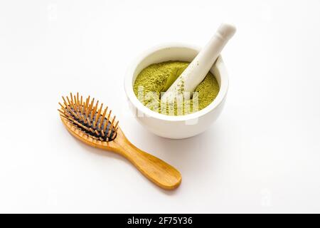 Poudre de teinture pour cheveux de henné et peigne en bois. Henné dans le mortier de wtite Banque D'Images