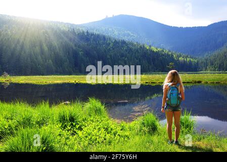 Touristique par le lac de la moraine Kleiner Arbersee dans le parc national de la forêt bavaroise. Allemagne. Banque D'Images