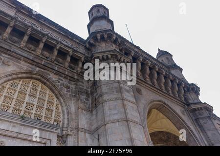 Vue rapprochée de la porte d'entrée de l'Inde. La porte d'entrée de l'Inde est un arc-monument construit au début du XXe siècle dans la ville de Mumbai Banque D'Images