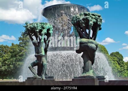 Oslo, Norvège - 21 juin 2009 : la sculpture nommée la fontaine dans le parc public Vigeland, le parc Aka Frogner Banque D'Images