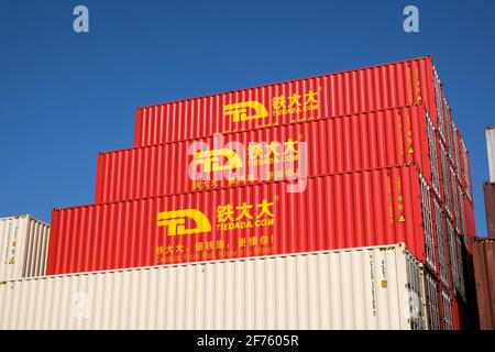 Duisburg, région de la Ruhr, Rhénanie-du-Nord-Westphalie, Allemagne - conteneur Tiedada de la Chine rouge, port de Duisburg, conteneur au terminal à conteneurs de Duisburg Ruhro Banque D'Images
