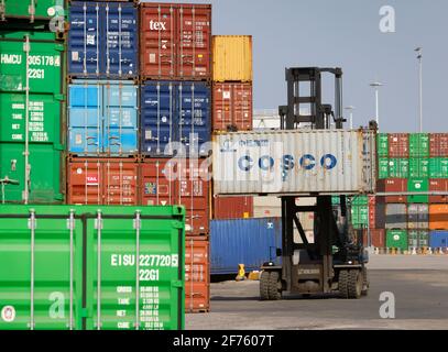 Duisburg, région de la Ruhr, Rhénanie-du-Nord-Westphalie, Allemagne - transport par chariot élévateur conteneur COSCO, China Ocean Shipping Company, Port de Duisburg, conteneur Banque D'Images