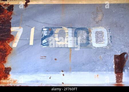 Marquage de l'ancien numéro peint sur la plaque de fer avec fond bleu et numéros blancs avec rouille, Brésil, Amérique du Sud Banque D'Images