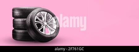 pneus d'été et roues-empiler sur fond rose, nouvelles roues de longue durée sans espace de copie. Banque D'Images