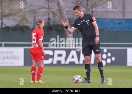 Oostakker, Belgique. 03ème avril 2021. Davinia Vanmechelen (25) de Standard et arbitre Simon Bourdeaud hui photographié lors d'un match de football féminin entre AA Gent Dames et Standard Femina de Liège le premier jour de match 1 de la saison 2020 - 2021 de la Super League belge Scooore Womens, samedi 3 avril 2021 à Oostakker, Belgique . PHOTO SPORTPIX.BE | SPP | STIJN AUDOOREN Credit: SPP Sport Press photo. /Alamy Live News Banque D'Images