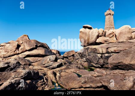 France, Bretagne, Perros-Guirec, côte de granit rose, le phare Men Ruz Ploumanac'h. Banque D'Images