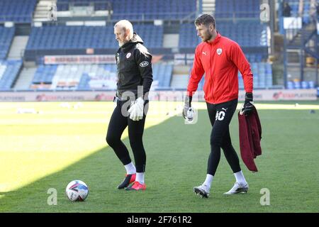 Luton, Royaume-Uni. 05 avril 2021. Barnsley Goalkeeper Bradley Collins se réchauffe lors du match de championnat de pari EFL Sky entre Luton Town et Barnsley à Kenilworth Road, Luton, Angleterre, le 5 avril 2021. Photo de Ken Sparks. Utilisation éditoriale uniquement, licence requise pour une utilisation commerciale. Aucune utilisation dans les Paris, les jeux ou les publications d'un seul club/ligue/joueur. Crédit : UK Sports pics Ltd/Alay Live News Banque D'Images