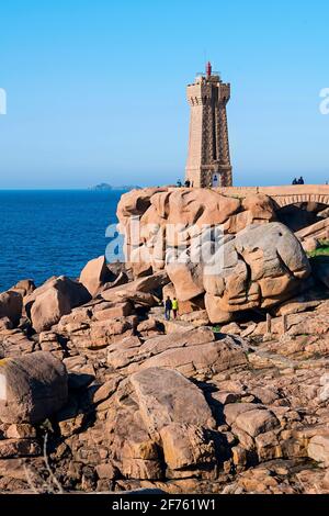 France, Bretagne, Perros-Guirec, côte de granit rose, le phare Men Ruz Ploumanac'h. Banque D'Images