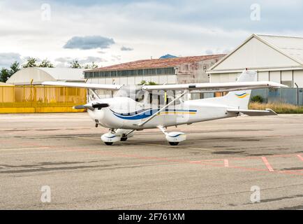 Petit avion privé Cessna stationné au petit aéroport de Venegono, province de Varèse, Italie Banque D'Images