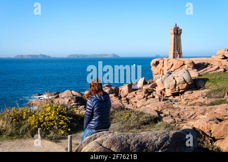 France, Bretagne, Perros-Guirec, côte de granit rose, le phare Men Ruz Ploumanac'h. Banque D'Images