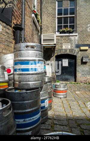 Des fûts de bière empilés à l'extérieur d'une cave à bière de pub en vue de la réouverture des pubs le 12 avril. Londres, Royaume-Uni Banque D'Images