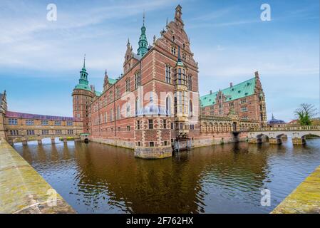 Hillerod, Danemark; 4 avril 2021 - Construit au début du XVIIe siècle, le château de Frederiksborg est l'un des plus célèbres châteaux du Danemark. Banque D'Images