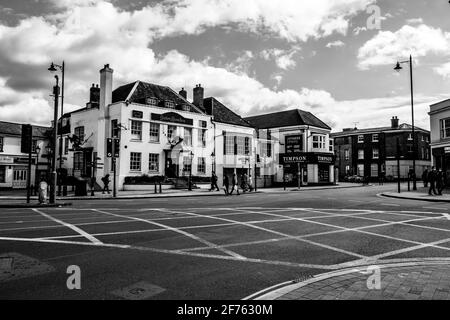 Epsom Surrey, Londres, Royaume-Uni, avril 5 2021, Major Road Junction Yellow Box sans circulation pendant le verrouillage du coronavirus Covid-19 Banque D'Images