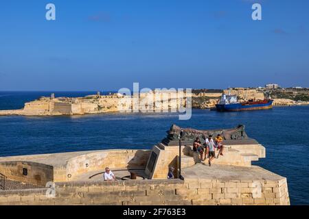 Sculpture allongée au Siege Bell War Memorial à Valletta, Malte, fort Ricasoli à Kalkara Banque D'Images