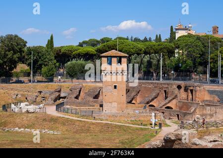 Cirque Maximus (Circo Massimo) les ruines antiques du stade et la tour médiévale de Moletta dans la ville de Rome, Italie Banque D'Images